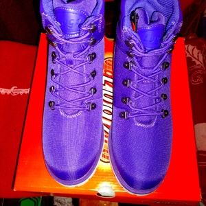 Women's purple blugs boots.very comfy.